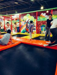 -维佳童话镇演出现场(徐东店)