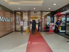 。天桥北面的王府井百货二楼入口处也是要测量体温的，-王府井百货(总府店)