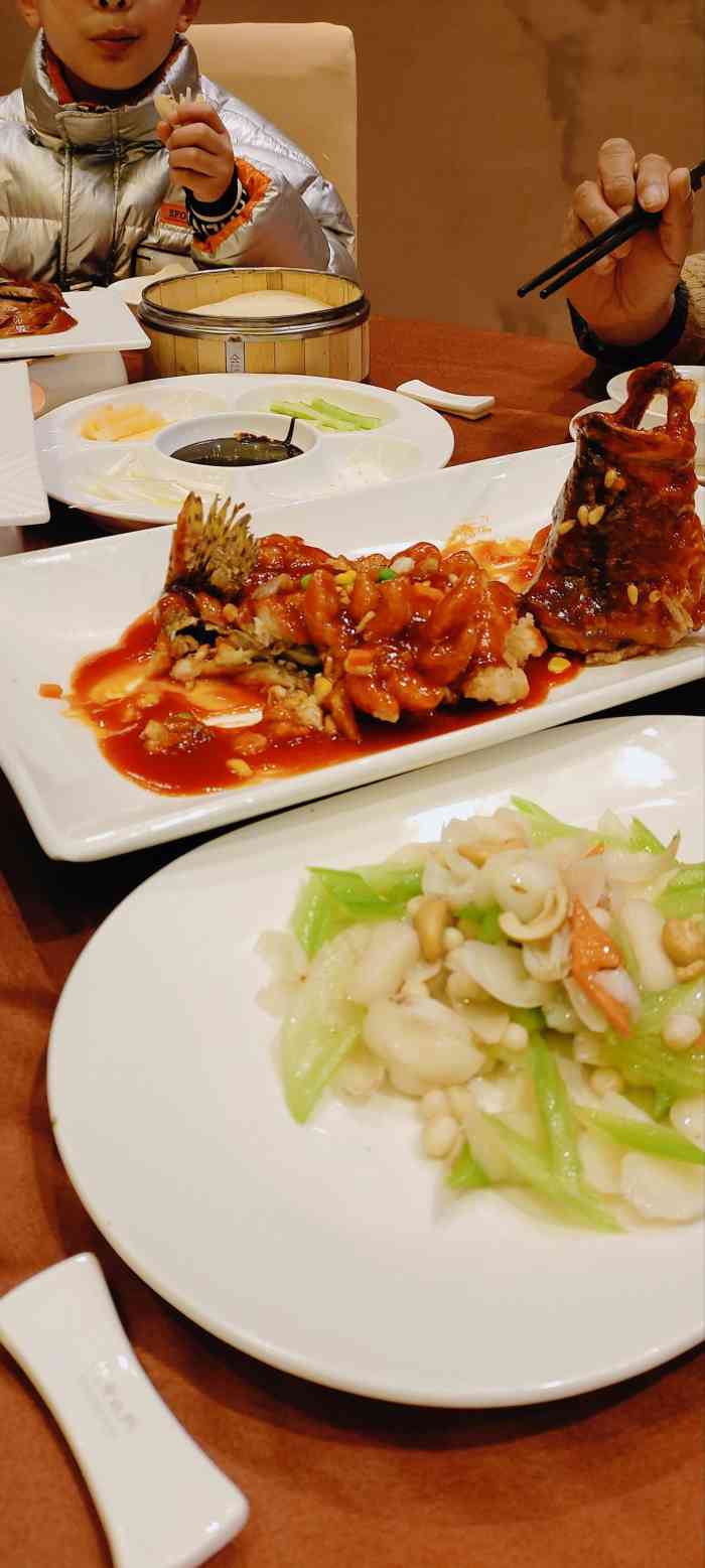 老北门饭店(水阁路店)-"月光码头附近,厅堂很宽敞.服务员人手不太.