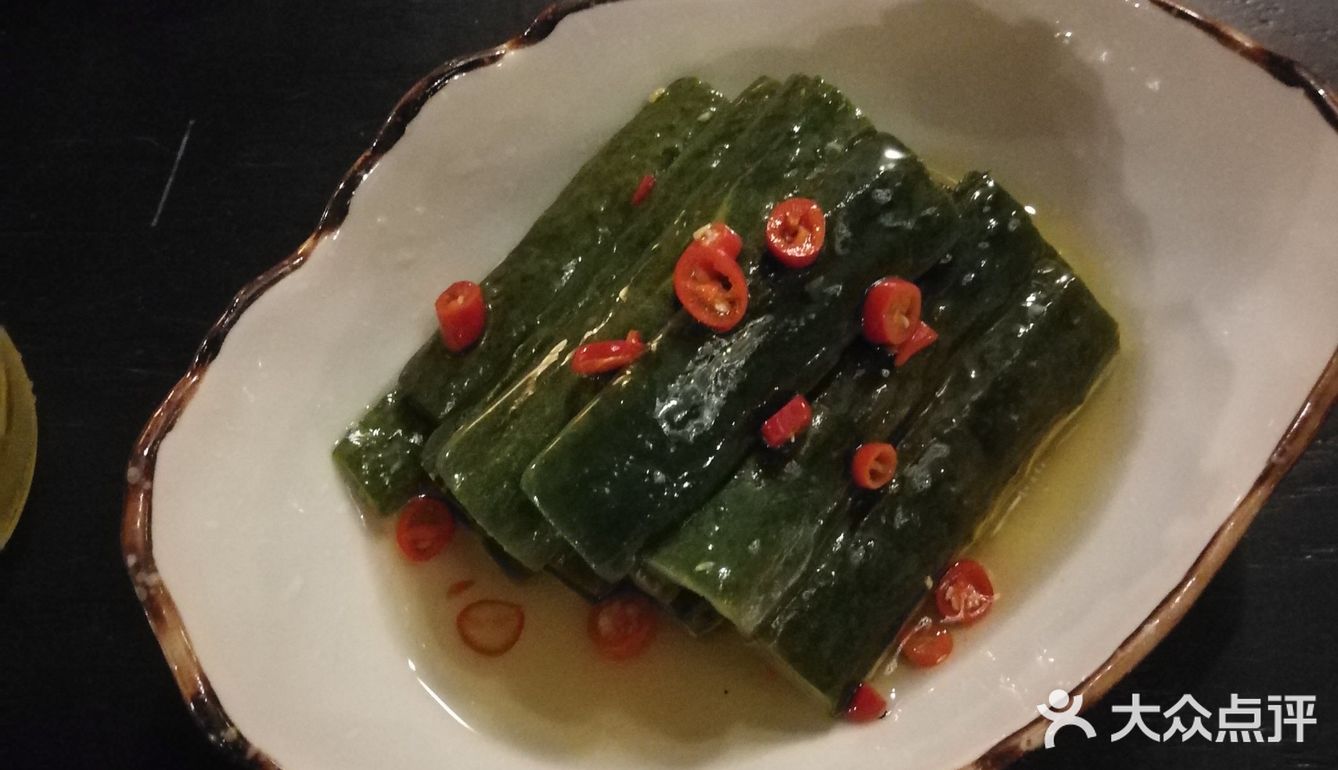 店家在湖滨银泰D区4楼， 生意很红火，周末傍晚四点多