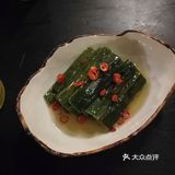 店家在湖滨银泰D区4楼， 生意很红火，周末傍晚四点多