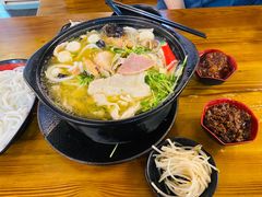 -丽虹云南过桥米线(兴工街店)