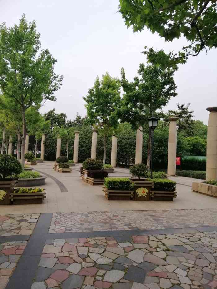 博乐广场-"博乐广场是嘉定的一个街心广场,附近有周桥.