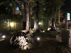 -Chom Cafe and Restaurant