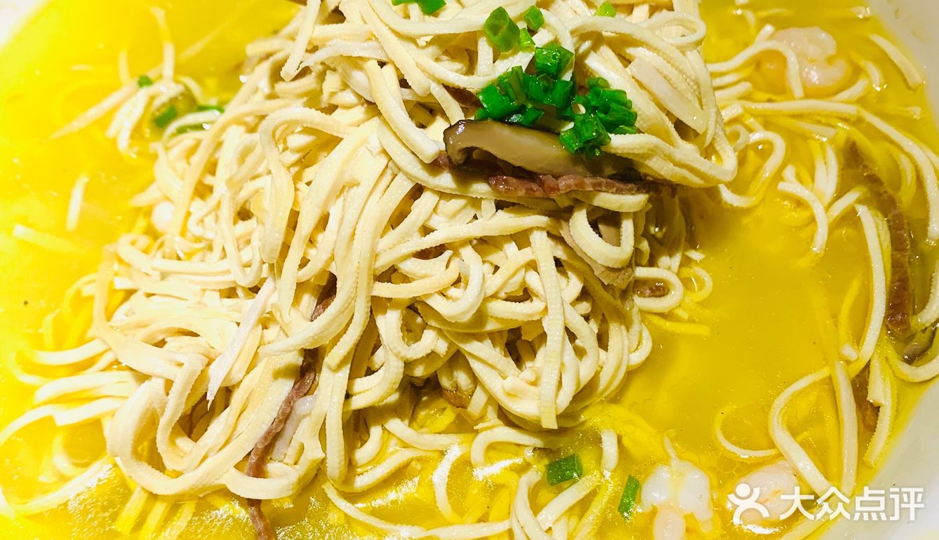 菜品口感也不错，价格也蛮实惠