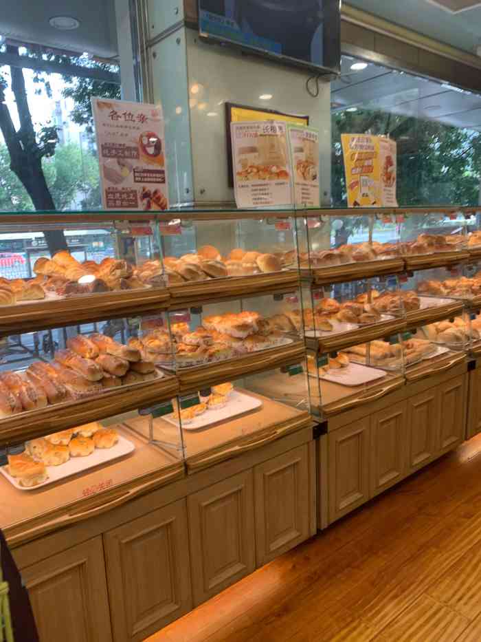 新侨三宝乐面包店(崇文门总店)-"这个牌子的加盟店很多,所以他家不是
