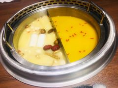 成双锅（清汤＋酸辣）-快乐小羊火锅(河西王府井店)