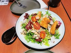 香烤三文鱼藜麦配坚果碎沙拉-魏斯理汉堡(西安沣东吾悦店)