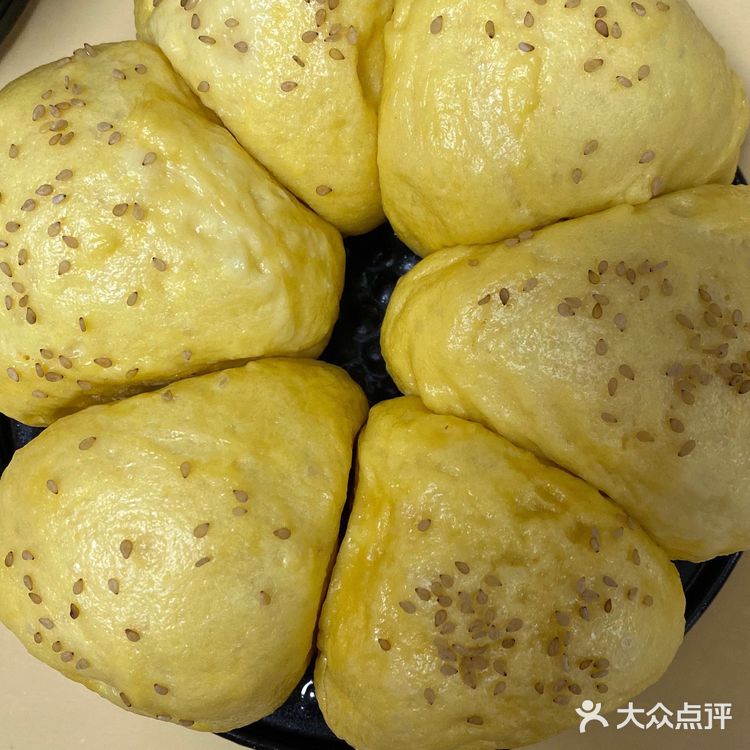 水可以替换成冰箱里冷藏过的牛奶，做面包最主要的是揉面