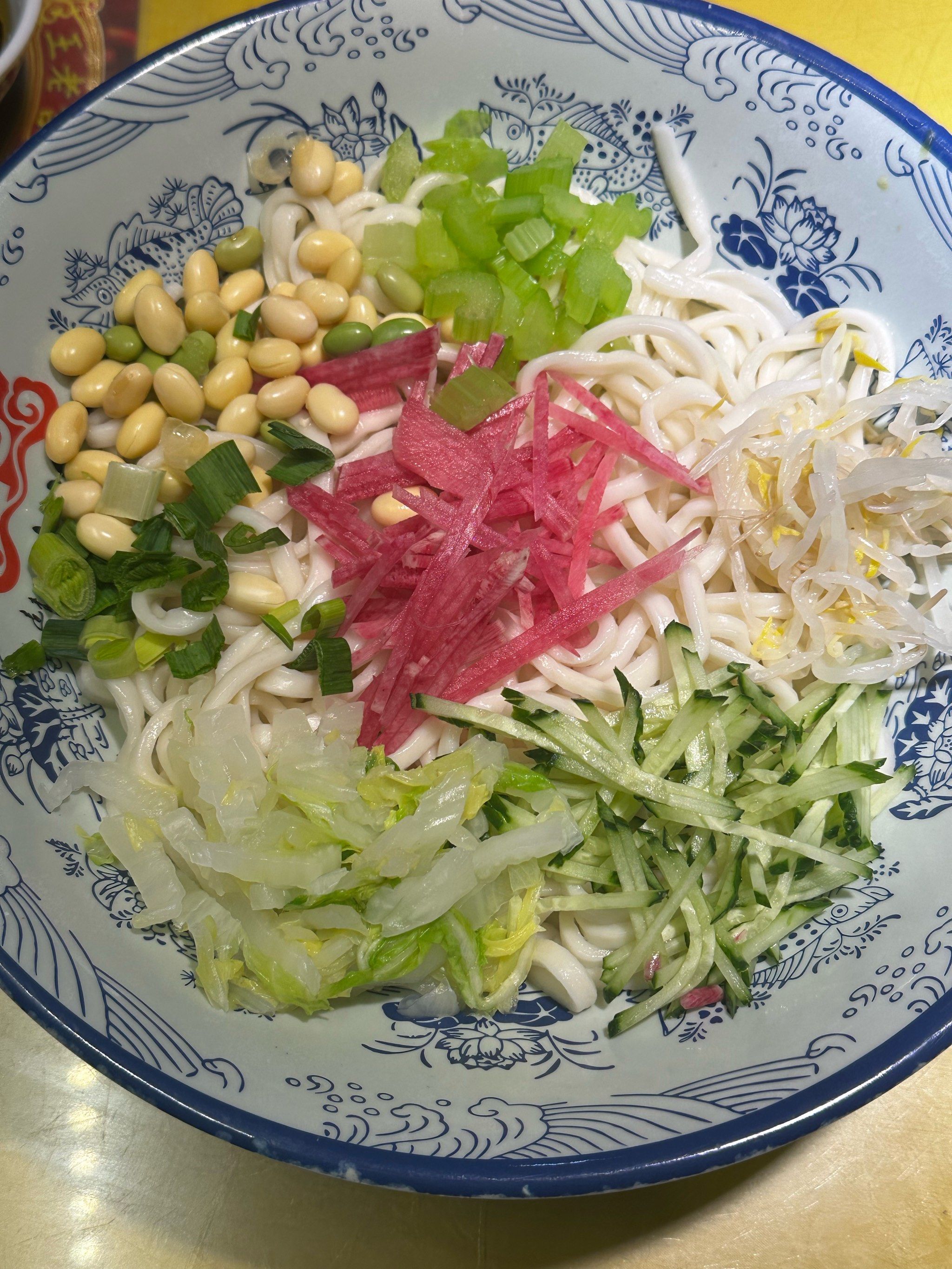 大海碗炸酱面是好吃的