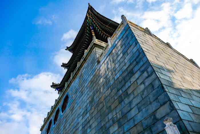 宣化岗拱北-"宣化岗拱北坐落于天水市张家川回族自治县城.