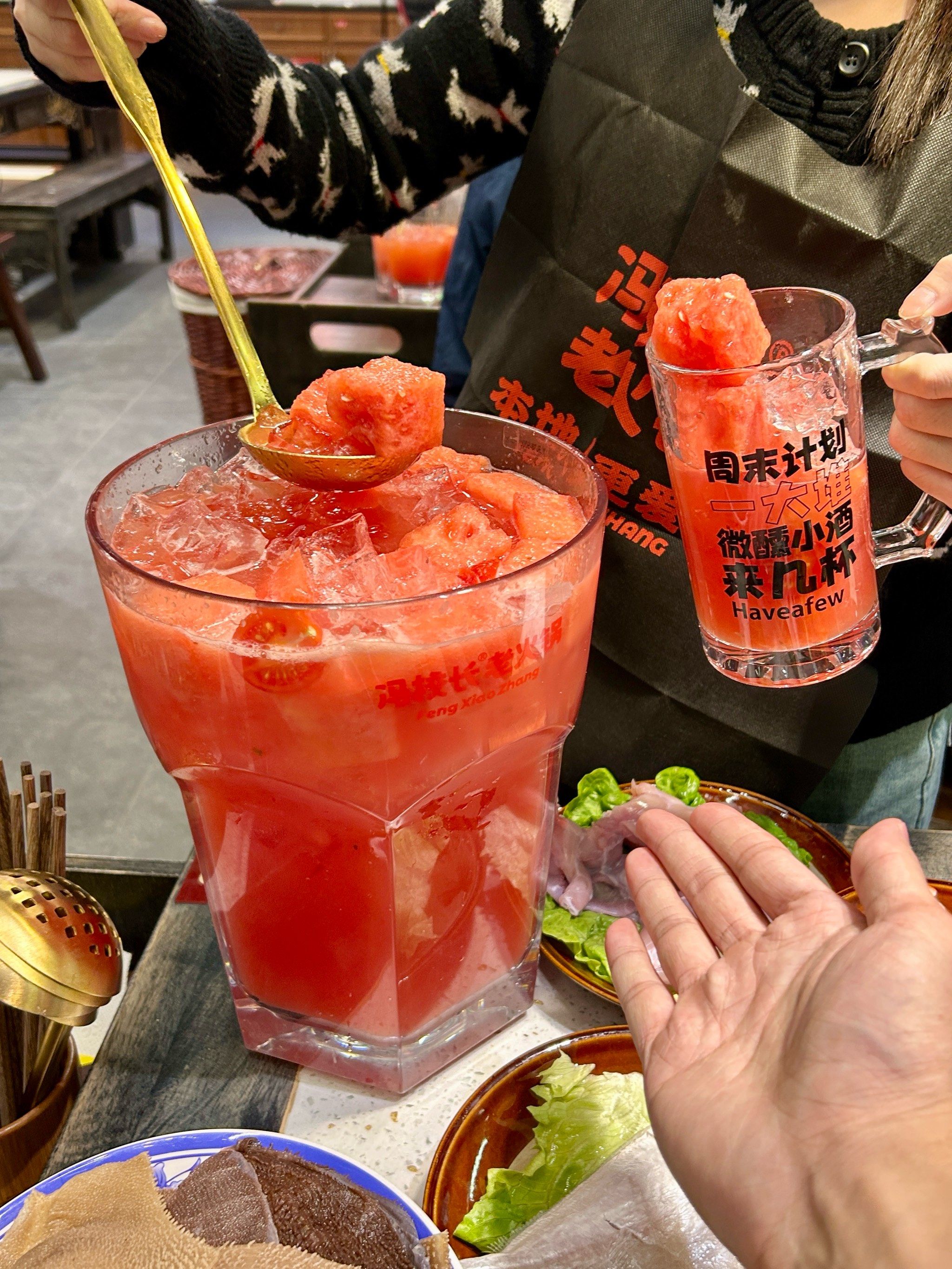 是我眼花了吗!水果茶用桶装