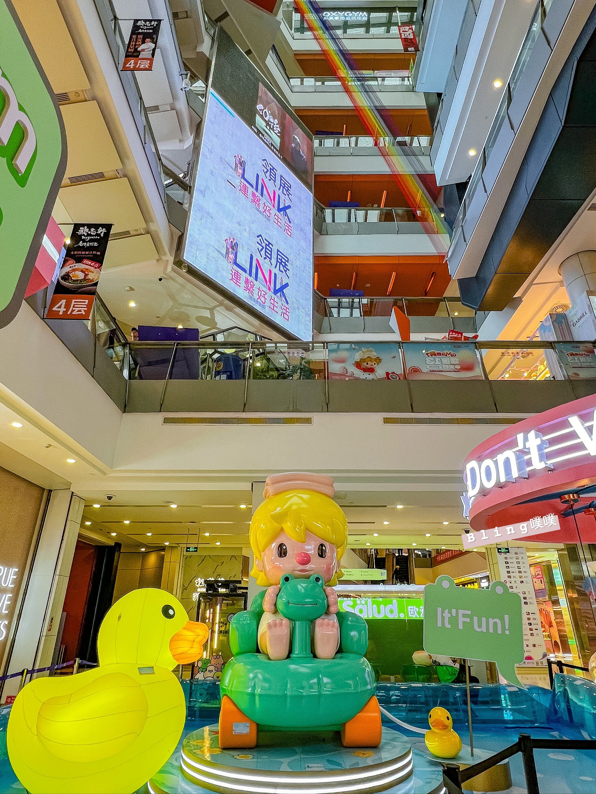 这里紧挨着新中关
以前的欧美汇,虽然他现在叫领展,但我还是习惯叫