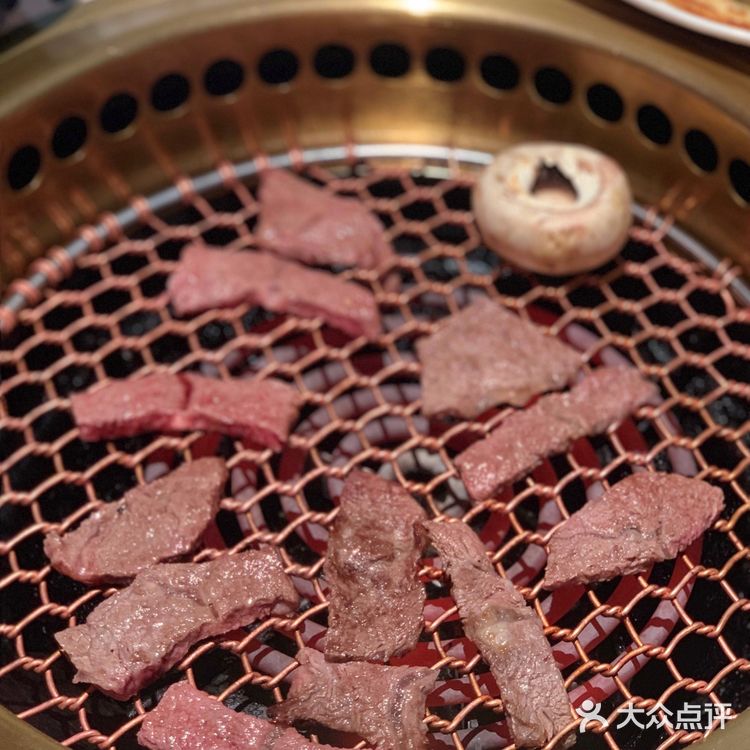 环境： 来自韩国首尔的烤肉果然不一样，装修的是夜店风