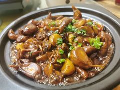 蒜头焖肥肠-八张桌子(老店)