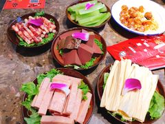 -沪小二炭火蛙锅(淮海中路美食不夜城店)