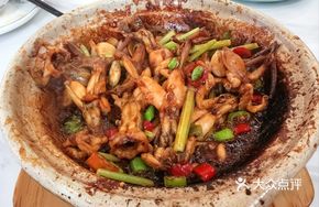 Stir-Fried Frog Legs and Duck Tongues in Clay Pot