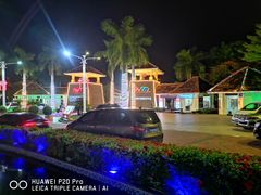 -亚龙湾亚泰商业街