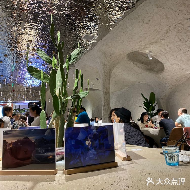 咖啡馆开在书店里面别有洞天
