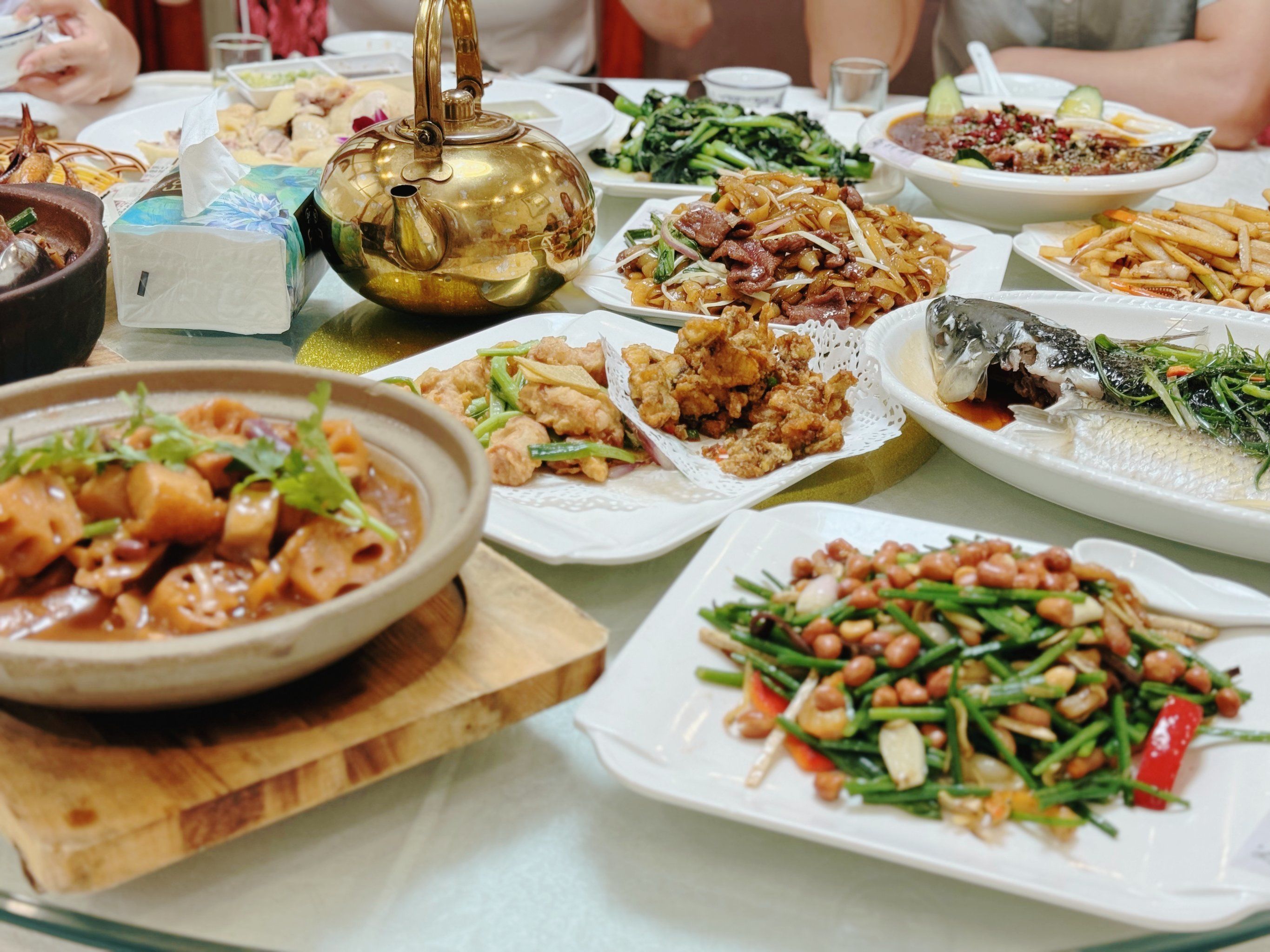 满桌佳肴好满足