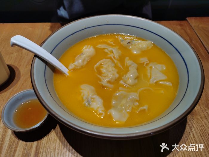 蟹黄鱼·深夜面馆(巨鹿路店)金汤黄鱼馄饨图片
