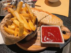 粗薯条拼炸鸡翅-来龙里 精致 东南亚餐室(万象城店)