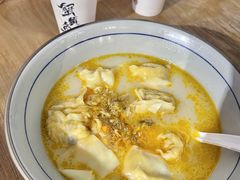 金汤黄鱼馄饨-蟹黄鱼·楼上面馆(外滩中央旗舰店)