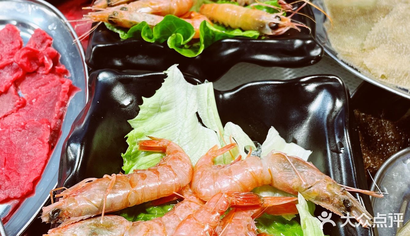 在海鲜集市里直接烫火锅，也太好吃了吧