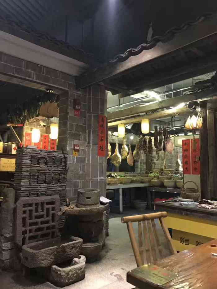 衢州土菜馆(新天地店)-"来过一次,绝比不会再来第二次!刚坐.