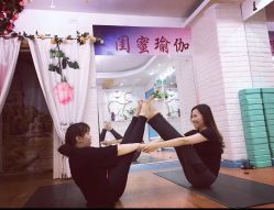 -闺蜜瑜伽·普拉提女性塑形馆