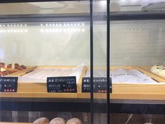 面包甜点陈列柜-啊噗吐呦现场烘焙(麦凯乐店)