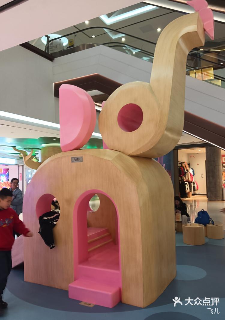 中午在江娃子吃饭,发现门口位置又新增了一个儿童游乐场