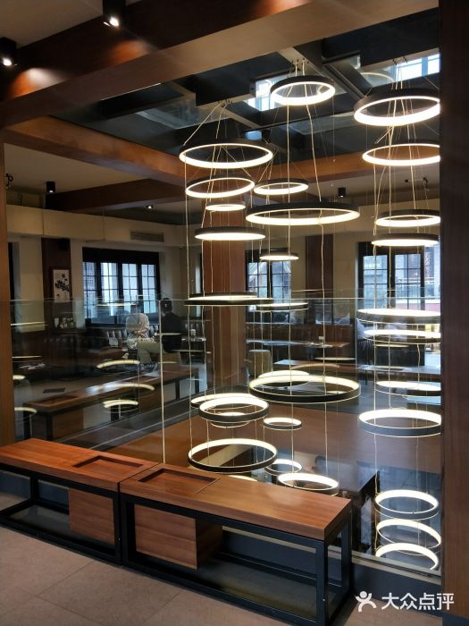 星巴克臻选(成都宽窄巷子店)大堂图片