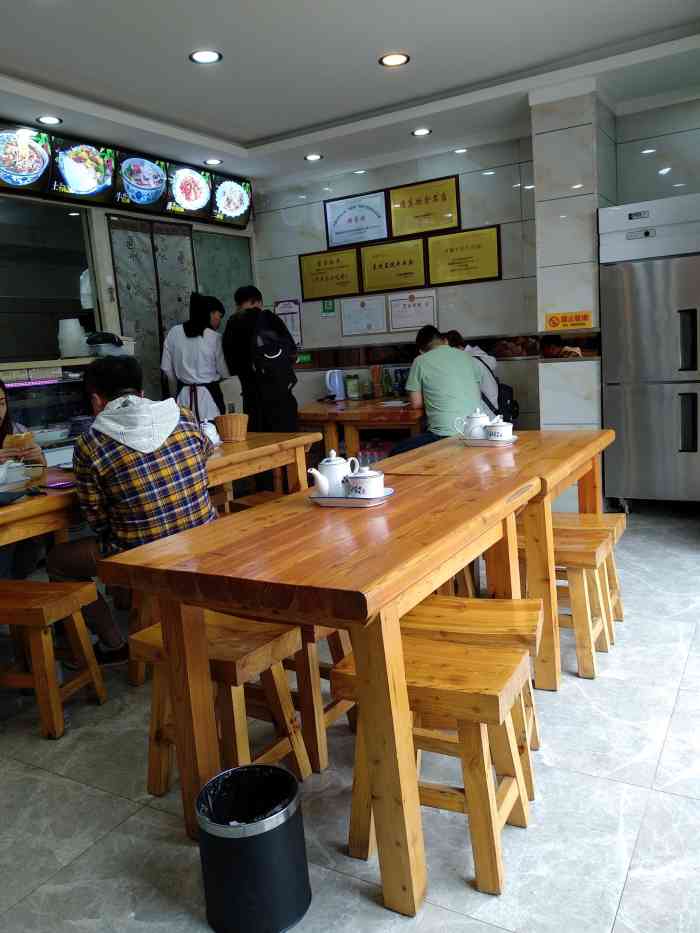 伊兰牛拉(工农大街店)-"这家确实是比较纯正的清真面馆,里面的店主.