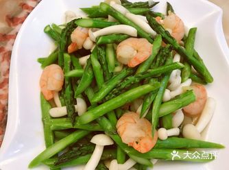 1.芦笋洗净切去根部老去那一段,然后切成段焯水备用