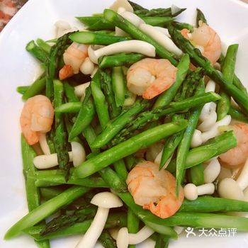 1.芦笋洗净切去根部老去那一段，然后切成段焯水备用