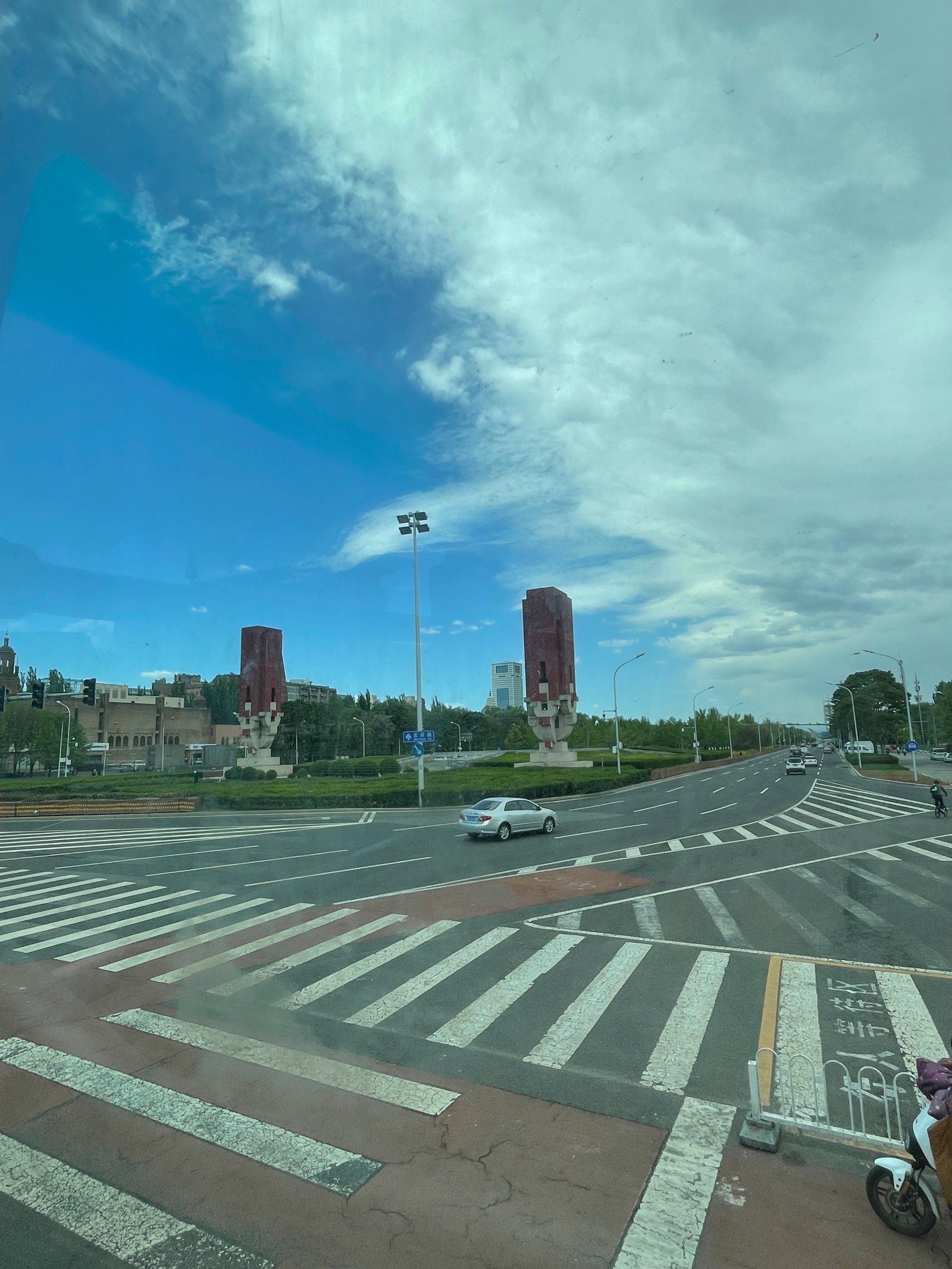 这岔路口地上的线条开会真热闹