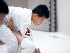 -菠萝格斗巴西柔术训练馆