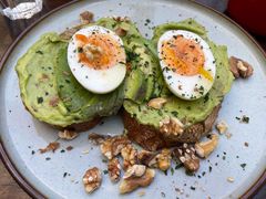 牛油果煮蛋吐司-RAC BAR(安福路店)