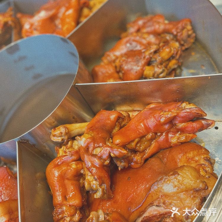 这蹄花，送我还真的就要了，来上一桶蹄花吧