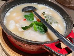 酸汤嫩鱼片-小大董·烤鸭(凤凰汇店)