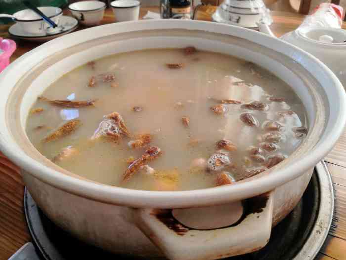 松茸菌猪肚鸡-"摘完荔枝打了会儿牌,然后找吃饭的地儿,同.