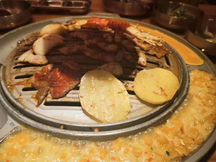 金达莱碳烤肉(华为地铁站 7号店)-"前菜挺丰富的,有非常多几乎摆满在