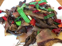 野生菌炒腊肉-石磨豆花家常菜·牦牛排土火锅