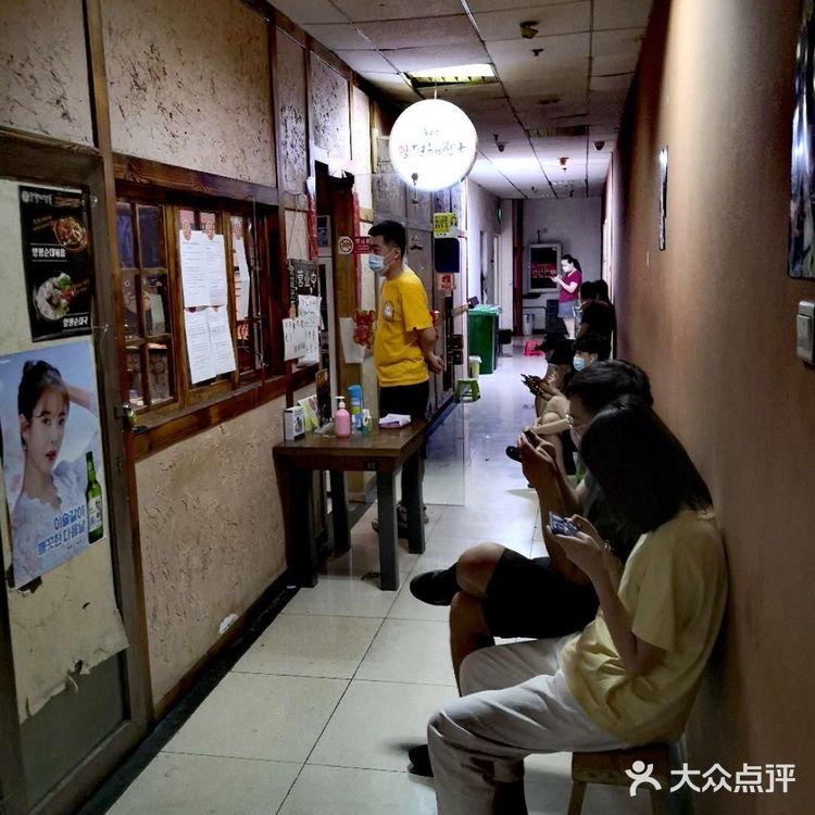 【探店】要排队两个小时才能吃到的牛肠!