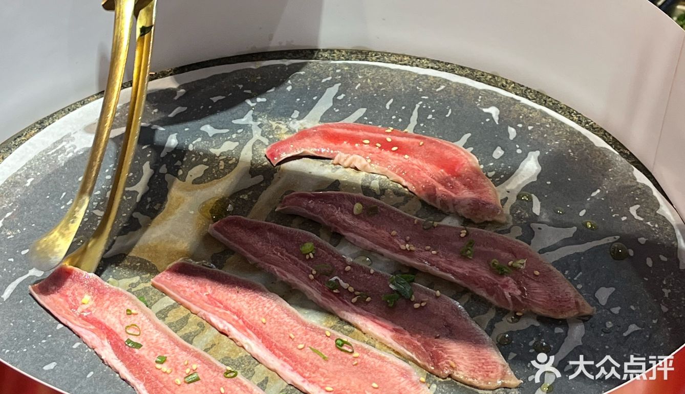 这家烤肉还挺火🔥