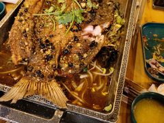 酱焖鲫鱼-小俩口烧烤东北菜(双井店)