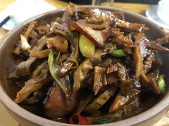 笋干腊肉煲-万景饭店·鱼街农家菜