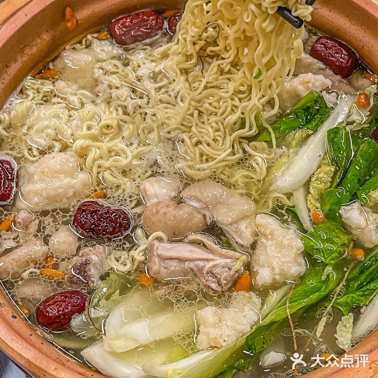 广州探店|老广都爱来吃的炭火鸡煲