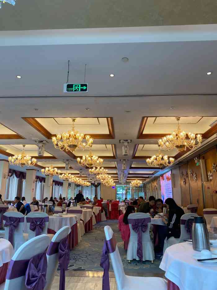 广东迎宾馆-红棉餐厅-"空调好好好冻呜呜 出品还ok嘅 猪肉肠个.